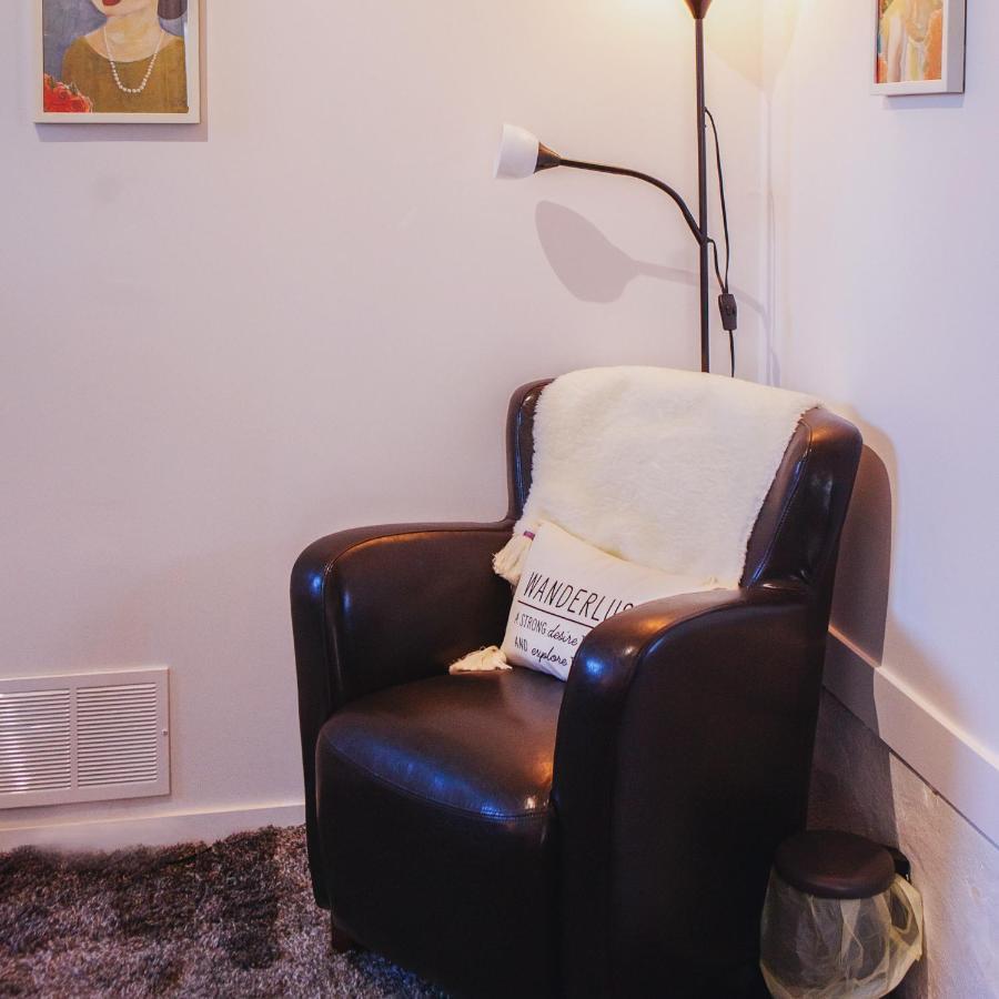 בלוויל Hip Heritage Main Floor Flat In Downtown District מראה חיצוני תמונה