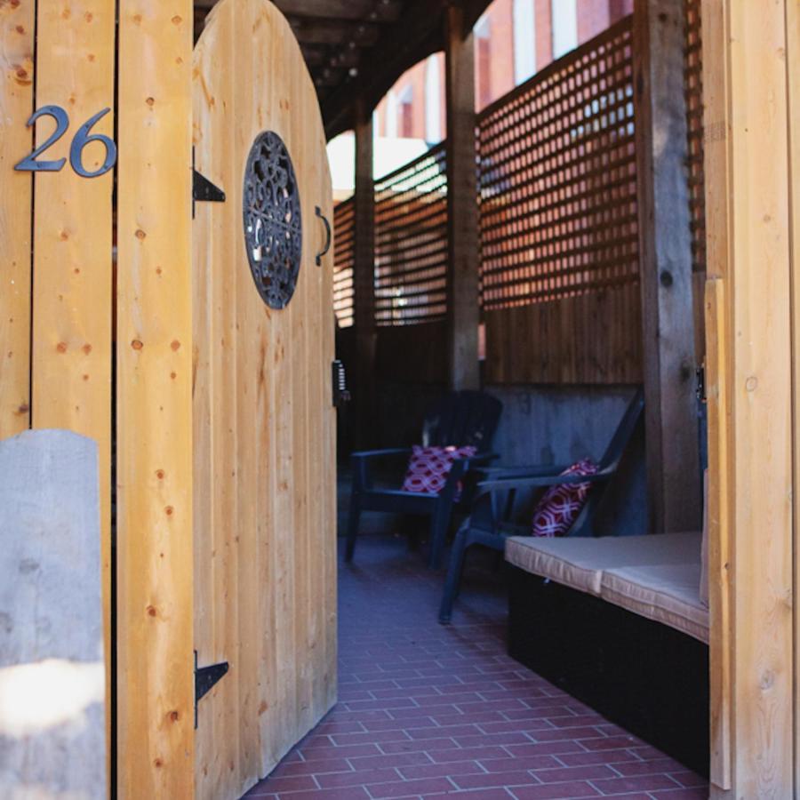בלוויל Hip Heritage Main Floor Flat In Downtown District מראה חיצוני תמונה