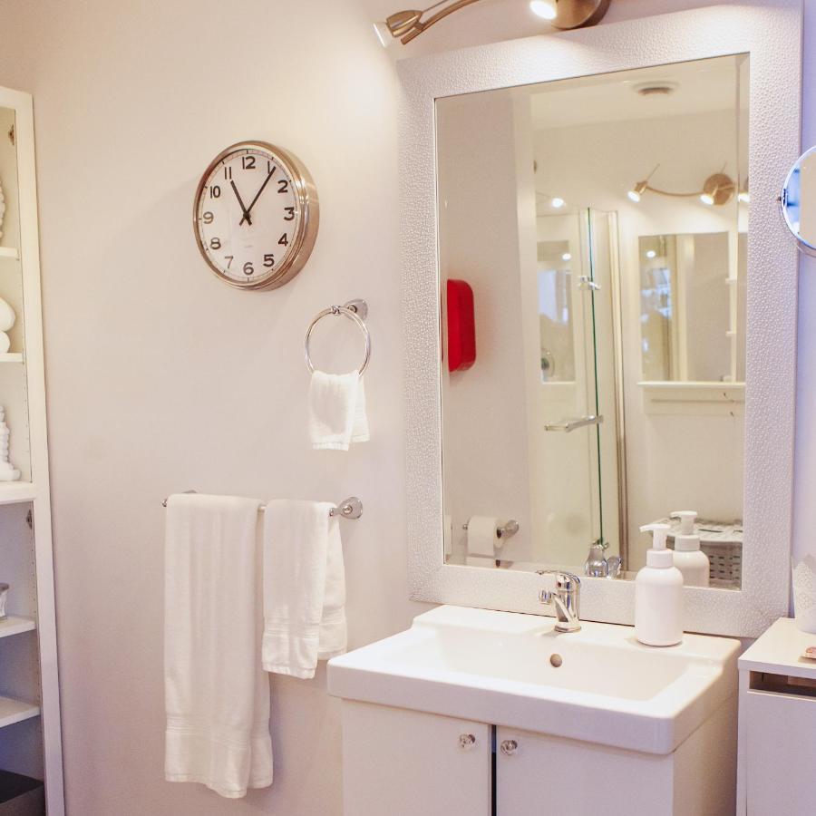 בלוויל Hip Heritage Main Floor Flat In Downtown District מראה חיצוני תמונה