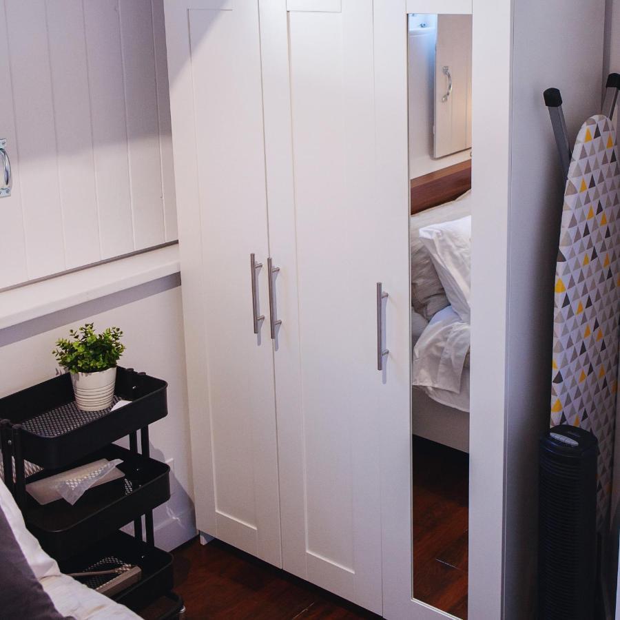 בלוויל Hip Heritage Main Floor Flat In Downtown District מראה חיצוני תמונה